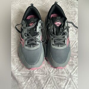 Saucony Women's Gray and Pink Trail Sneakers. Brand new never worn